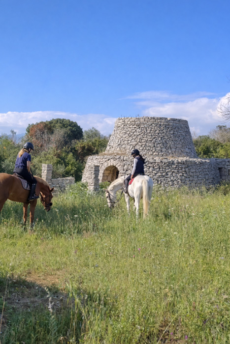 Escursione a cavallo nella campagna del Salento tra natura mediterranea e antiche costruzioni in pietra.