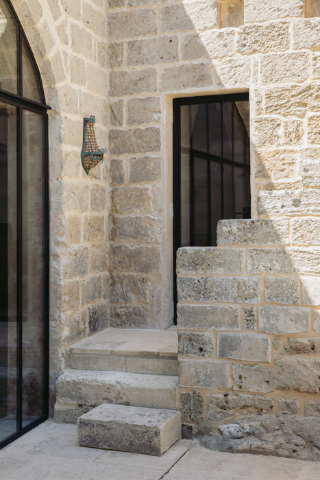 Dettaglio architettonico in pietra leccese degli esterni di Le Cinquestanze.